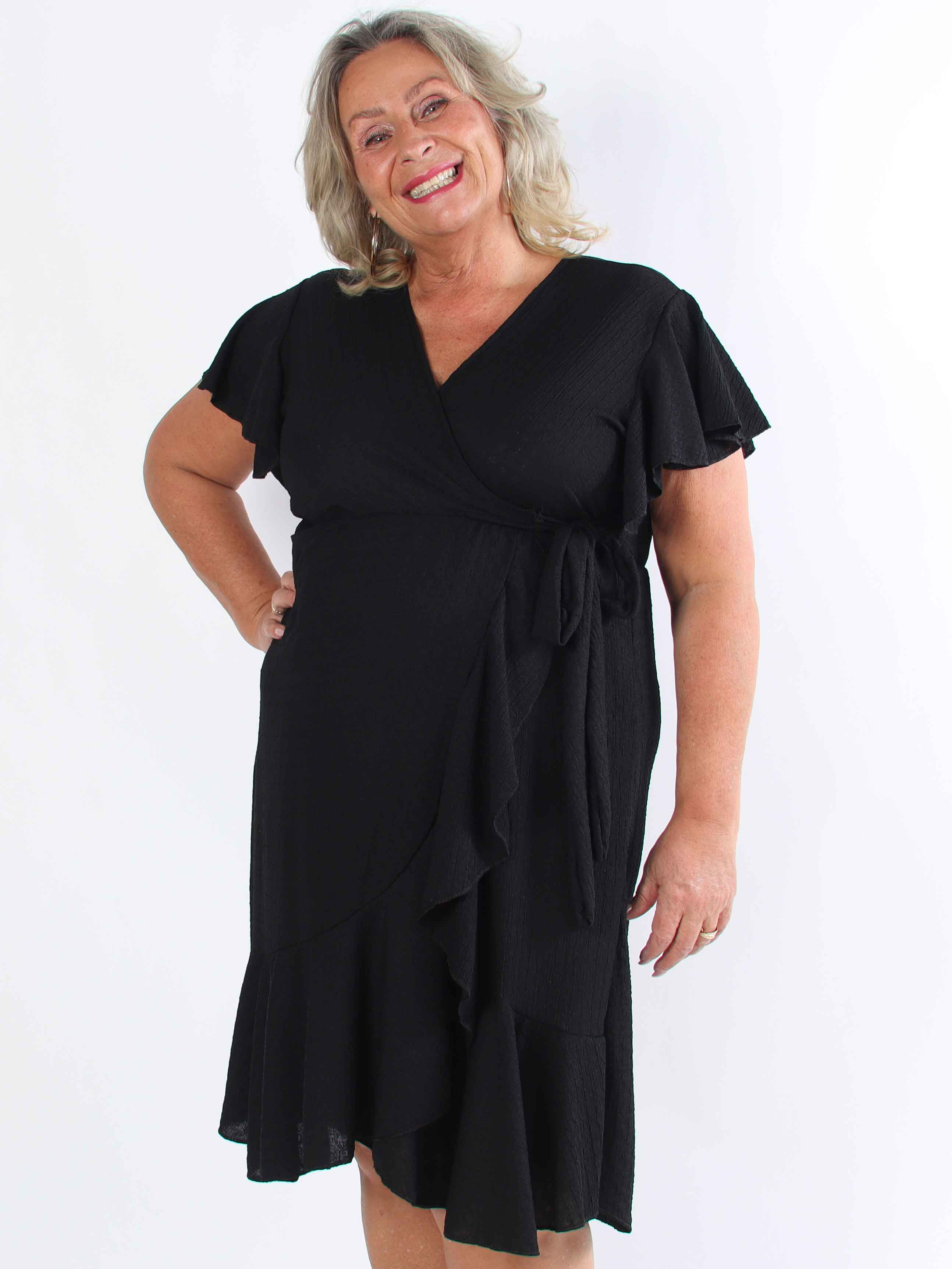 Eliana - Sød plus size kjole i slå-om look med flæser